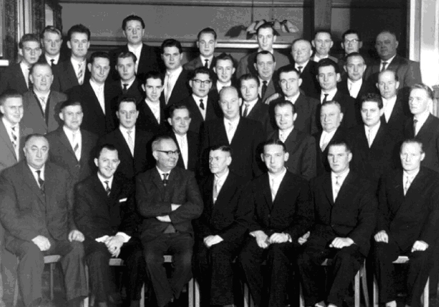 1960: Der MGV “Germania” mit Chorleiter Clemens Altrogge (3.v.l.) Vorsitzender Hubert Roters (4.v.l)