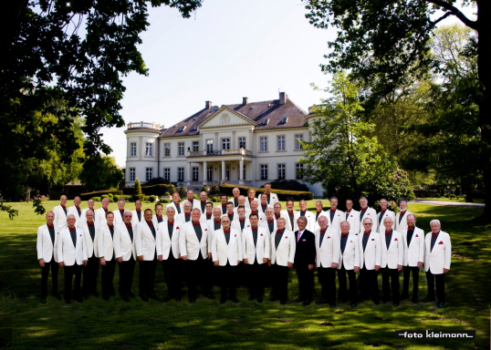 2010: MGV “Germania” Buldern mit Musikdirektor Otto Groll vor dem Bulderner Schloß